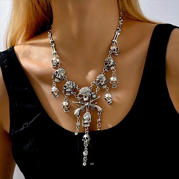 Silver skull☠️ statement necklace - Picture 9 of 10